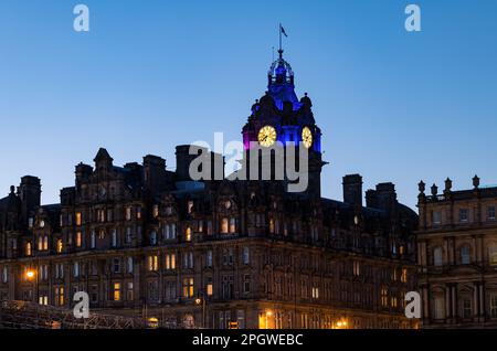 Der Uhrenturm des Balmoral Hotels erleuchtet in der Dämmerung oder in der Dämmerung mit klarem Himmel, Edinburgh, Schottland, Großbritannien Stockfoto