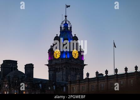 Der Uhrenturm des Balmoral Hotels erleuchtet in der Dämmerung oder in der Dämmerung mit klarem Himmel, Edinburgh, Schottland, Großbritannien Stockfoto