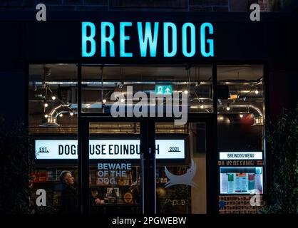 BrewDog Pub Neonschild beleuchtet bei Nacht, Edinburgh, Schottland, Großbritannien Stockfoto