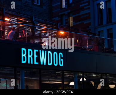 BrewDog Pub Neonschild beleuchtet bei Nacht, Edinburgh, Schottland, Großbritannien Stockfoto