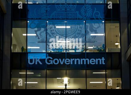 Die Fenster des britischen Regierungsbüros wurden nachts mit Wappen beleuchtet, Edinburgh, Schottland, Großbritannien Stockfoto