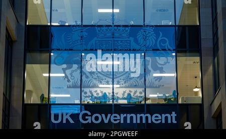 Die Fenster des britischen Regierungsbüros wurden nachts mit Wappen beleuchtet, Edinburgh, Schottland, Großbritannien Stockfoto