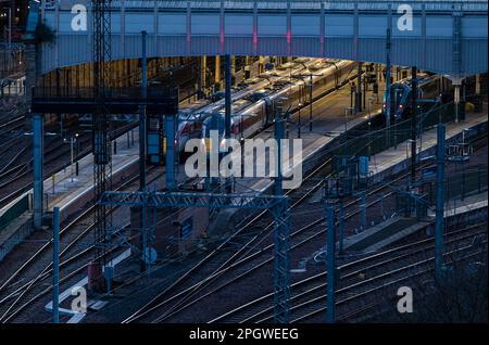 LNER-Züge am Bahnsteig mit Blick auf Bahngleise oder Linien, Waverley Railway Station, Edinburgh, Schottland, Großbritannien Stockfoto