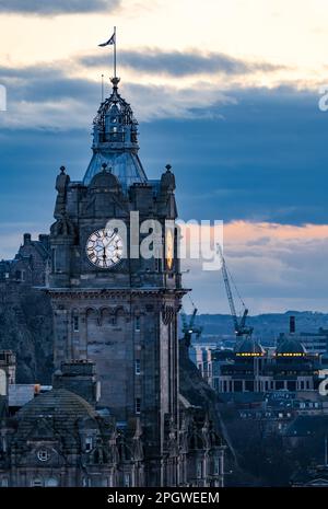 Der Uhrenturm des Balmoral Hotels in der Abenddämmerung, Edinburgh, Schottland, Großbritannien Stockfoto