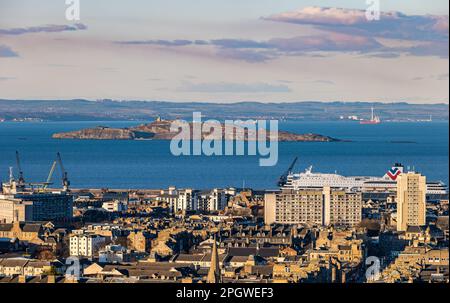 Blick von Calton Hill nach Leith, Fife und Firth of Forth mit MS Victoria Fähre und Inchkeith Island, Edinburgh, Schottland, Großbritannien Stockfoto