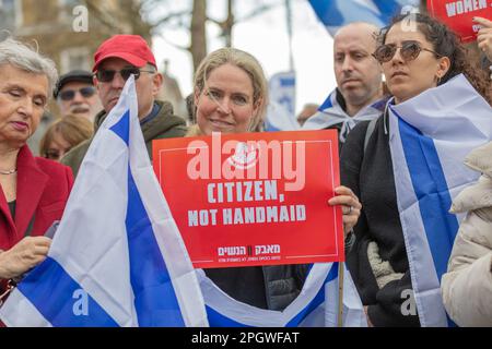 London, Großbritannien. März 2023. Demonstranten versammeln sich in London mit nationalen Flaggen und Schildern, darunter ein prominentes rotes Plakat mit der Aufschrift „BÜRGER“, NICHT „DIENSTMÄDCHEN“ auf Englisch und Hebräisch. Die Demonstration spiegelt bürgerlichen Widerstand und politische Fürsprache wider. Israelische Pro-Demokratie-Anhänger protestieren vor der Downing Street für den Besuch des israelischen Premierministers Benjamin Netanjahu, der sich mit Rishi Sunak trifft. Der Protest zieht dann in das Savoy Hotel on the Strand, wo der israelische Premierminister für seinen Aufenthalt in London übernachtet. Penelope Barritt/Alamy Live News Stockfoto