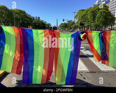 Flaggen des schwulenmarsches in Buenos Aires und dem Obelisken Stockfoto
