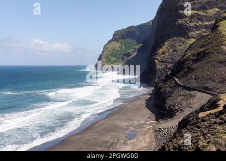 Spektakulärer Küstenwanderweg von Cruzinga nach Ponta do Sol, umgeben von atlantik und hohen Klippen auf der Insel Santo Antao, Cabo verde Stockfoto