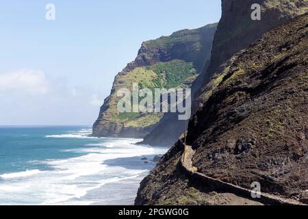 Spektakulärer Küstenwanderweg von Cruzinha nach Ponta do Sol, mit Wellen des atlantischen Ozeans und Klippen hinten, cabo verde Stockfoto