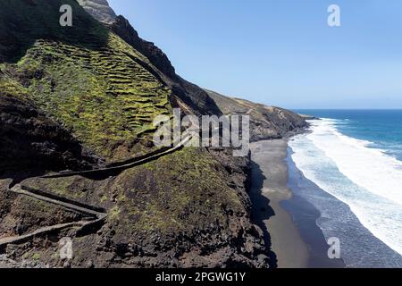 Spektakulärer Küstenwanderweg von Cruzinga nach Ponta do Sol, umgeben von atlantik und hohen Klippen auf der Insel Santo Antao, Cabo verde Stockfoto