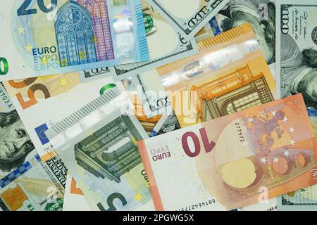 Dollarscheine, Euro, die den gesamten Hintergrund füllen Stockfoto