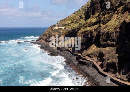 Spektakulärer Küstenwanderweg von Cruzinga nach Ponta do Sol, umgeben von atlantik und hohen Klippen auf der Insel Santo Antao, Cabo verde Stockfoto