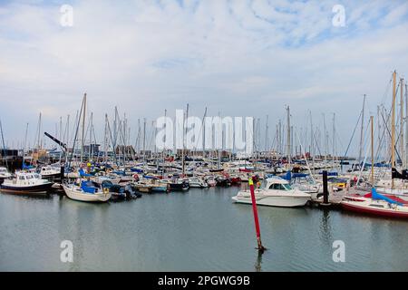 Segelboote im Yachthafen von Howth. Wolkiger Tag in Howth, Dublin, Irland. Stockfoto