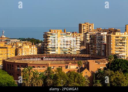 Blick über die Stierkampfarena zu Häusern, Wohnungen und Gebäuden in Malaga, einer wichtigen Stadt in der Provinz Malaga, Andalusien, Südspanien. Stockfoto