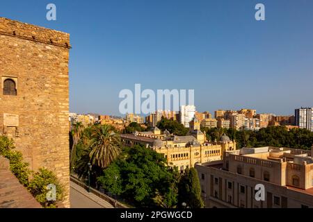 Blick auf Häuser, Wohnungen und Gebäude in Malaga, einer großen Stadt in der Provinz Malaga, Andalusien, Südspanien. Stockfoto