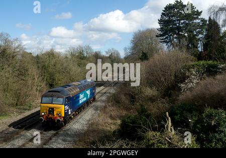 Direct Rail Services Klasse 57 Diesellokomotive Nr. 57309 „Pride of Crewe“, die zwischen Leamington Spa und Warwick, Warwickshire, Großbritannien, verkehrt Stockfoto