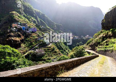 Die lokale Straße führt zum spektakulären Fontainhas-Dorf in einem abgeschiedenen Tal auf der Insel Santo Antao, Cabo verde Stockfoto