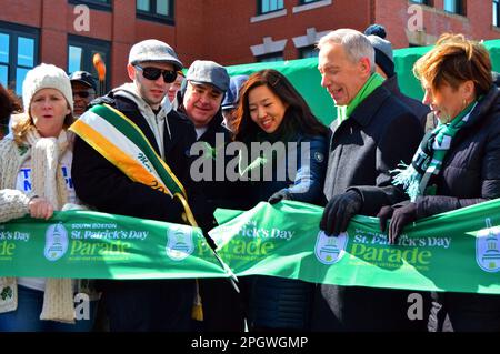 Die Bürgermeisterin von Boston, Michelle Wu, und andere Würdenträger haben ein grünes Band geschnitten, um die jährliche St. Patrick's Day Parade in Southie zu beginnen, bei der die irischen Amerikaner gefeiert werden Stockfoto