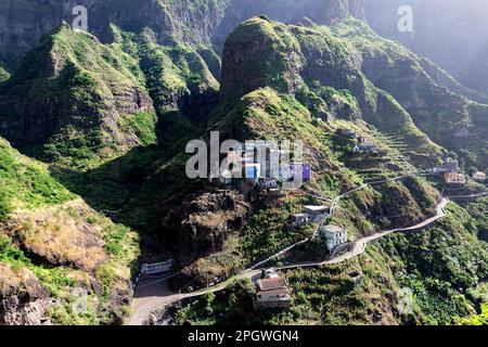 Wunderschöne farbenfrohe traditionelle Häuser auf einem steilen grünen Hang in der Nähe des wunderschönen Dorfes Fontainhas auf der Insel Santo Antao, Cabo verde Stockfoto