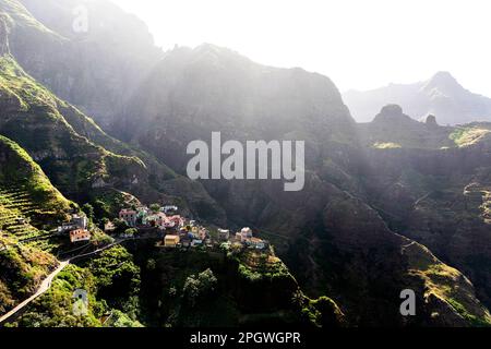 Spektakuläres Dorf Fontainhas in wunderschönem Licht auf einer Klippe, auf einem Wanderweg von Ponta do Sol do Cruzinha, Santo Antao, Cabo verde Stockfoto