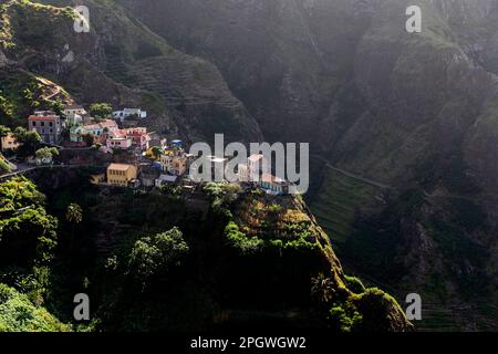 Spektakuläres Dorf Fontainhas in wunderschönem Licht auf einer Klippe, auf einem Wanderweg von Ponta do Sol do Cruzinha, Santo Antao, Cabo verde Stockfoto