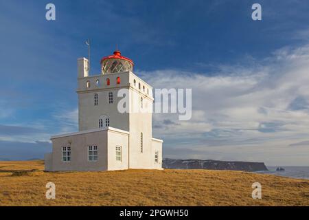 Leuchtturm von Dyrhólaey / Dyrhólaeyjarviti Vík í Mýrdal im Winter entlang der Südküste Islands Stockfoto