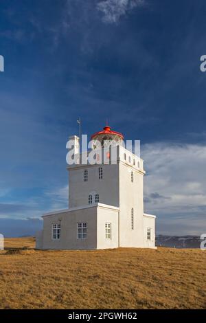 Leuchtturm von Dyrhólaey / Dyrhólaeyjarviti Vík í Mýrdal im Winter entlang der Südküste Islands Stockfoto