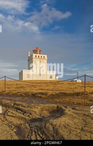 Leuchtturm von Dyrhólaey / Dyrhólaeyjarviti Vík í Mýrdal im Winter entlang der Südküste Islands Stockfoto