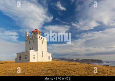 Leuchtturm von Dyrhólaey / Dyrhólaeyjarviti Vík í Mýrdal im Winter entlang der Südküste Islands Stockfoto