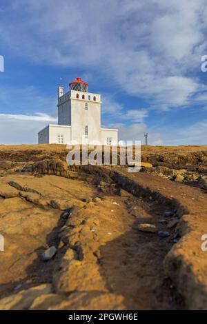 Leuchtturm von Dyrhólaey / Dyrhólaeyjarviti Vík í Mýrdal im Winter entlang der Südküste Islands Stockfoto