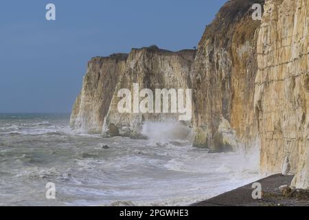 Newhaven East Sussex, Großbritannien. 24. März 2023. Bei Newhaven East Sussex schlagen Sturm und stürmisches Meer die weißen Klippen an. Credit: MARTIN DALTON/Alamy Live News Stockfoto