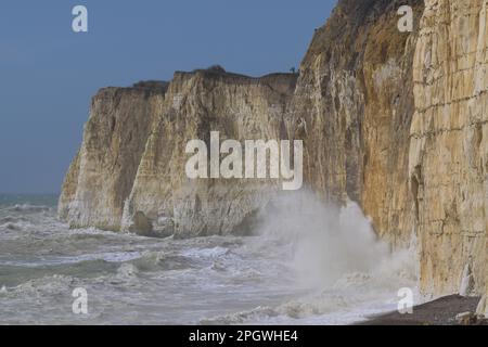 Newhaven East Sussex, Großbritannien. 24. März 2023. Bei Newhaven East Sussex schlagen Sturm und stürmisches Meer die weißen Klippen an. Credit: MARTIN DALTON/Alamy Live News Stockfoto