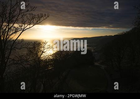 Sehr stürmischer Himmel und Sonnenaufgang über dem Spa in Scarborough Stockfoto