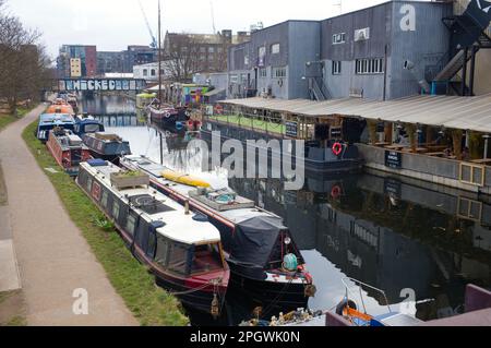 Kanalboote liegen bei Hackney Wick am Hertford Union Canal vor Stockfoto