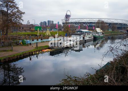 Hackney Wick mit West Ham Stadion neben dem Kanal auf dem Fluss Lee Navigation Stockfoto