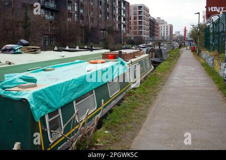 Kanalboote liegen bei Hackney Wick am Hertford Union Canal vor Stockfoto