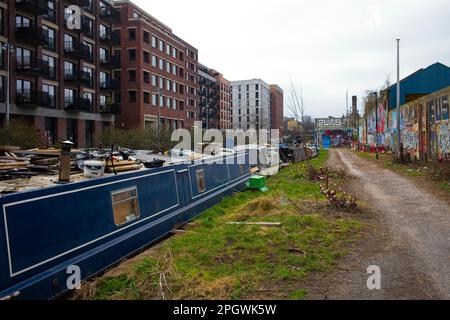 Kanalboote liegen bei Hackney Wick am Hertford Union Canal vor Stockfoto