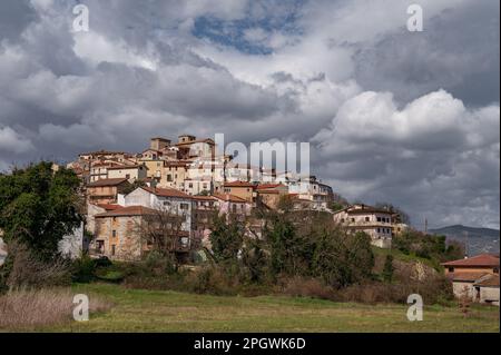 Macchia d'Isernia ist eine italienische Stadt mit 1.008 Einwohnern in der Provinz Isernia in Molise. Die wichtigsten Denkmäler sind die baroniale Burg D. Stockfoto