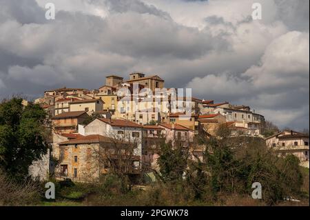 Macchia d'Isernia ist eine italienische Stadt mit 1.008 Einwohnern in der Provinz Isernia in Molise. Die wichtigsten Denkmäler sind die baroniale Burg D. Stockfoto