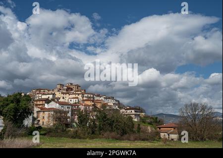 Macchia d'Isernia ist eine italienische Stadt mit 1.008 Einwohnern in der Provinz Isernia in Molise. Die wichtigsten Denkmäler sind die baroniale Burg D. Stockfoto