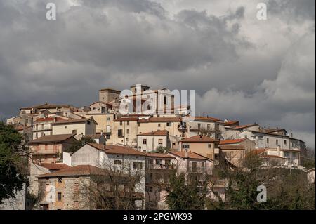 Macchia d'Isernia ist eine italienische Stadt mit 1.008 Einwohnern in der Provinz Isernia in Molise. Die wichtigsten Denkmäler sind die baroniale Burg D. Stockfoto