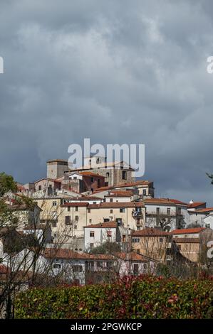 Macchia d'Isernia ist eine italienische Stadt mit 1.008 Einwohnern in der Provinz Isernia in Molise. Die wichtigsten Denkmäler sind die baroniale Burg D. Stockfoto