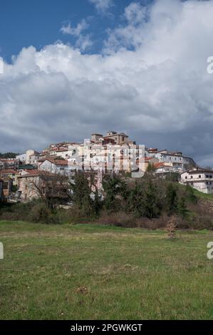 Macchia d'Isernia ist eine italienische Stadt mit 1.008 Einwohnern in der Provinz Isernia in Molise. Die wichtigsten Denkmäler sind die baroniale Burg D. Stockfoto