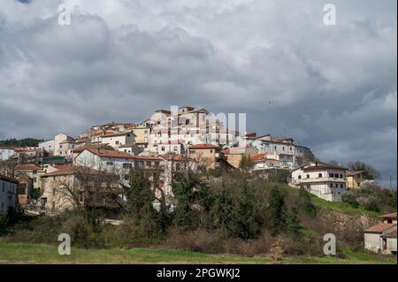 Macchia d'Isernia ist eine italienische Stadt mit 1.008 Einwohnern in der Provinz Isernia in Molise. Die wichtigsten Denkmäler sind die baroniale Burg D. Stockfoto