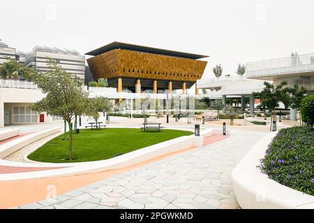 VAE, Abu Dhabi - 13. märz 2023: Masdar City Central Park Landscape. Die nachhaltigste Infrastruktur von Gemeinden und Parks der Welt. Kohlenstoffarme Stadtentwicklung Stockfoto