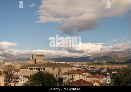 Macchia d'Isernia ist eine italienische Stadt mit 1.008 Einwohnern in der Provinz Isernia in Molise. Die wichtigsten Denkmäler sind die baroniale Burg D. Stockfoto