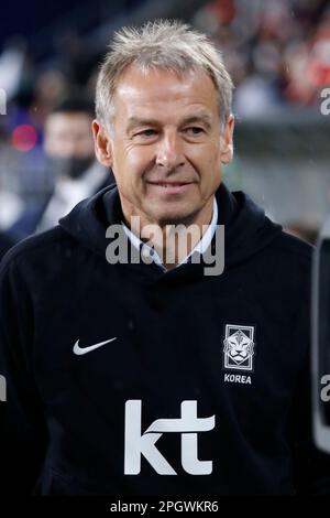 Ulsan, Gyeongnam, Südkorea. 24. März 2023. 24. März 2023 – Ulsan, Südkorea-Südkoreas neuer Cheftrainer Juergen Klinsmann schaut auf das internationale Freundschaftsspiel zwischen Südkorea und Kolumbien im Ulsan Munsu Fußballstadion am 24. März 2023 in Ulsan, Südkorea. (Kreditbild: © Ryu Seung-Il/ZUMA Press Wire) NUR REDAKTIONELLE VERWENDUNG! Nicht für den kommerziellen GEBRAUCH! Stockfoto