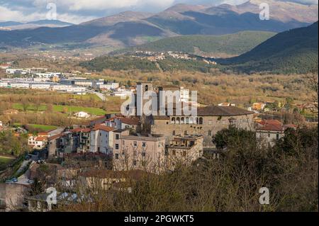 Macchia d'Isernia ist eine italienische Stadt mit 1.008 Einwohnern in der Provinz Isernia in Molise. Die wichtigsten Denkmäler sind die baroniale Burg D. Stockfoto