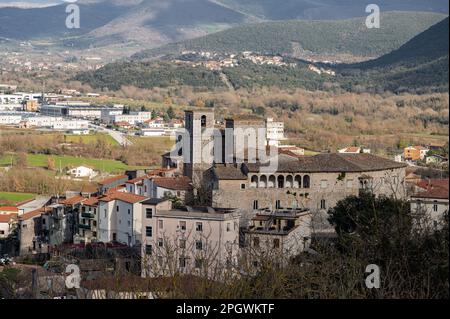 Macchia d'Isernia ist eine italienische Stadt mit 1.008 Einwohnern in der Provinz Isernia in Molise. Die wichtigsten Denkmäler sind die baroniale Burg D. Stockfoto