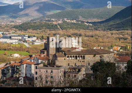 Macchia d'Isernia ist eine italienische Stadt mit 1.008 Einwohnern in der Provinz Isernia in Molise. Die wichtigsten Denkmäler sind die baroniale Burg D. Stockfoto